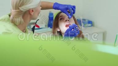 定期检查牙齿的女孩。 年轻女子去看牙医